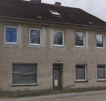 Grundstück mit Wohngebäude und Nebengelass - Sundhagen