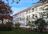 Foto - Ruhige Seitenstraße im Grünen: kleine 3-Zi.-Whg. mit Loggia und Wanne