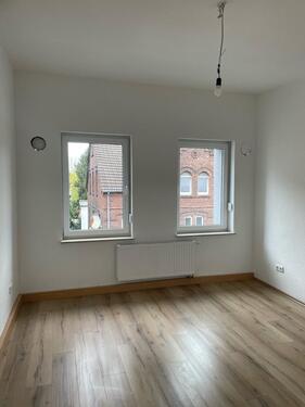 Foto - Großzügige, sanierte, helle 2-Zimmer-Whg zu vermieten!