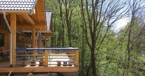 Foto - Block-Ferienhaus mit schöner Terrasse, mit Schaukel in den Bäume