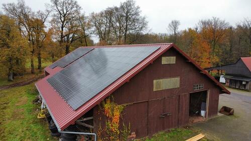 Foto - Halle 800 m² mit 100kW PV-Anlage & Dachüberständen