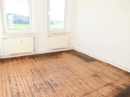 Foto - Sehr dörflich liegende große helle 3 Zi.-Whg. mit Dusch-Badewanne, Garten und Kfz.-Stell-Plätzen!