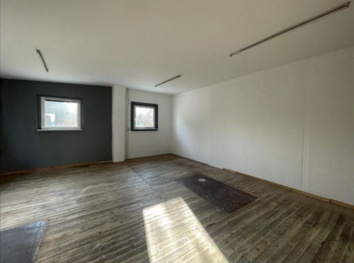 Foto - Atelier Werkstatt mit großem überdachtem Lagerraum