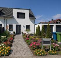 Exklusive KfW 55 DHH: Garten, Keller, Doppelgarage & Top-Ausstattung in Knoglersfreude, Ingolstadt