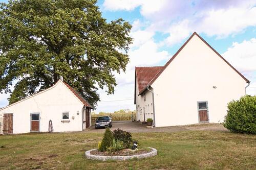 Foto - Grundsaniertes Haus mit Pferdeboxen