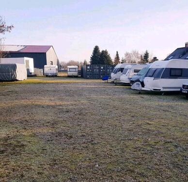 Foto - Stellplatz für Wohnmobil Wohnwagen Parkplatz auf Beton & umzäunt