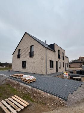 Foto - Moderne Neubau-DHH (links) in Mühlen zu vermieten - Erstbezug