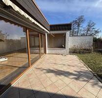 Lichtdurchflutetes Wohnen auf einer Ebene: Gepflegter Bungalow mit großem Garten und Partykeller - Waiblingen Beinstein