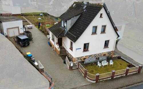 Foto - Famielienhaus mit grossen Garten und Baupotenzial