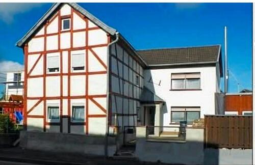 Foto - Haus zu Vermieten - 1.200,00&nbsp;EUR Kaltmiete, ca.&nbsp; 130,00&nbsp;m&sup2;