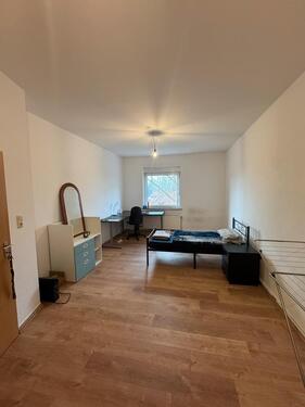 Foto - Großes, helles WG-Zimmer (250€ warm) – Möbelübernahme möglich!