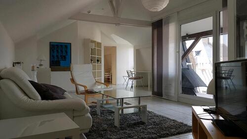 Foto - Helle Dachwohnung, möbliert, an Wochenendfahrer- in