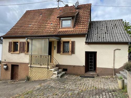 Foto - Einfamilienhaus mit Carport - sanierungsbedürftig