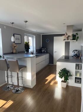 Foto - Moderne 4-Zimmer-Wohnung, Balkon, DoGa, Wallbox, bezugsfrei