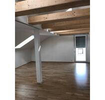 Helle 3 Zimmer DG-Wohnung mit Balkon Stellplatz - Neutraubling