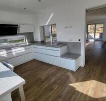 Moderne Wohnung mit Kamin, Küche, 2 Stellplätzen und viel Natur - Petersberg