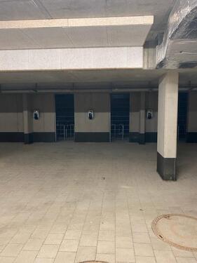 Foto - Tiefgaragenstellplatz mit Ladestation