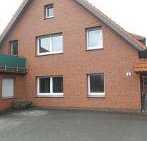 Ländlich gelegene Wohnung in abgeschlossenem Hausteil mit separatem Eingang, 2 Etagen, 2 Bäder, Garage, Carport, Garten und Gartenpavillon - Halle