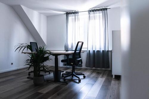 Foto - Hochwertig ausgestattete Arbeitsplätze in kreativer Atmosphäre