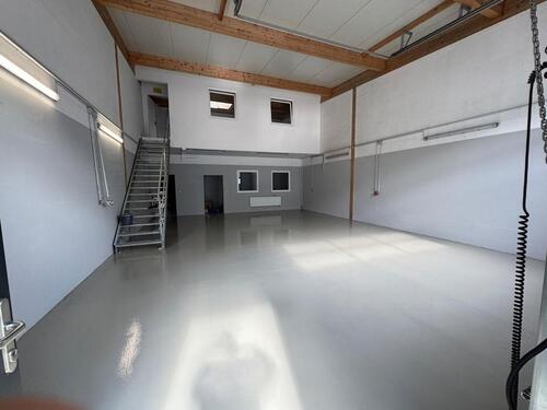 Foto - Schöne Gewerbehalle mit Büro, Sanitär, beheizt