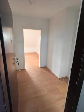 Foto - Teilrenovierte 2 Zimmer Wohnung ab sofort zu vermieten