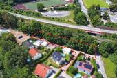 Foto - Unbebautes Grundstück mit Privatstraße - angrenzend an Wohnsiedlung