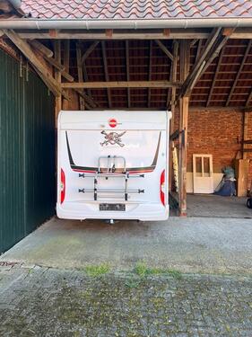 Foto - Wohnmobil Stellplatz überdacht auf Hof