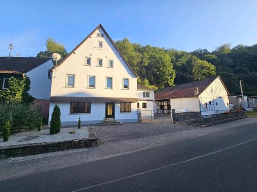 Foto - Zweifamilienhaus mit Scheune in ruhiger Lage