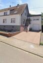 Foto - Doppelhaushälfte mit Anbau · Garage für 3 Pkw · teilsaniert