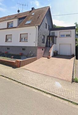 Foto - Doppelhaushälfte mit Anbau · Garage für 3 Pkw · teilsaniert