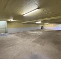 Parkplatz-Sorgen adé! 12m²-Stellplatz in modernisierter Tiefgarage mit Rolltor in Köln-Weiden !