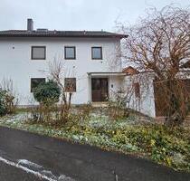 Freistehendes Mehrfamilienhaus mit Doppelgarage und großem Garten - Gammelshausen