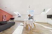 Foto - Stilvolle 2-Zimmer-Dachgeschosswohnung mit EBK, Balkon und Carport in Neckartenzlingen