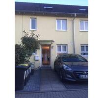 **Reihenmittelhaus in ruhiger Lage - 5 Zimmer - mit Pool** - Frankfurt am Main Nied