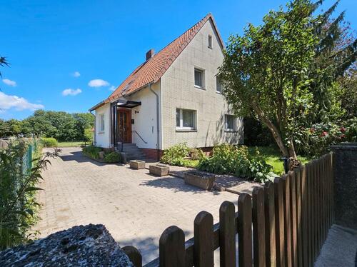 Foto - Ein-Zweifamilienhaus mit Nebengebäude von privat in Völksen
