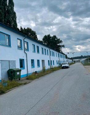 Foto - Gewerbeobjekt, Lagerhallen mit Büros in Gewerbegebiet am Fluss