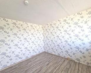 Helle 4-Zimmer-Wohnung mit vielfältigen Tapetenmustern in Gera Berliner Straße