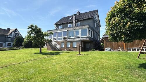 Foto - Großzügiges Haus mit Gewerbeeinheit in Berghausen zu verkaufen