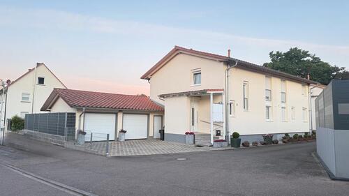 Foto - Doppelhaushälfte mit Pool und Doppelgarage
