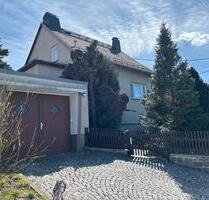 Einfamilienhaus mit 4 Zimmern, Garage und großem Grundstück