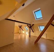 Stylisches Wohnen mit Weitblick: 3-Raum-Dachgeschosswohnung mit Balkon, in Riesa-Poppitz!