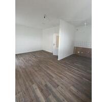 4-Raum-Wohnung mit Badewanne und Balkon, frisch gestrichen und mit neuem Bodenbelag - Halle (Saale) Silberhöhe