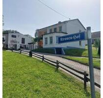 Anwesen mit 2 Wohnhäusern, Hallen und Garagen - Brey