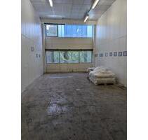 Zentral gelegene Kaltlagerhalle mit Rampe und LKW-Zufahrt - Sankt Ingbert