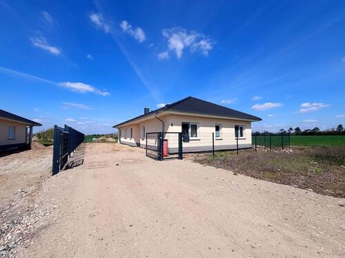 Foto - Moderner Bungalow aus 2024 in ruhiger Ortsrandlage