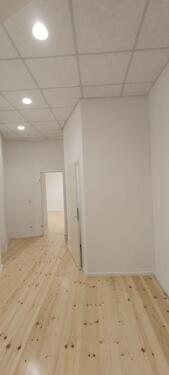 Foto - Helle EG-Bürofläche mit neuem Dielenboden direkt am S-Bahnhof Strausberg