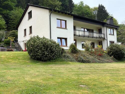 Foto - Wohnhaus in Attendorn, unverbaubar mit Wiesen und Teich