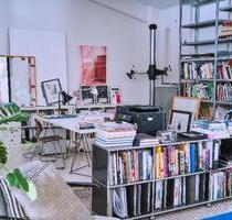 Inspiriertes Industrieloft in Köln: 4 Schreibtische, Küche & Garten