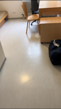 Foto - Helles Zimmer mit angrenzender Küche und Toilette