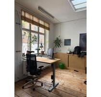 Schreibtisch-Büroplatz in kreativem Atelier in München-Neuhausen